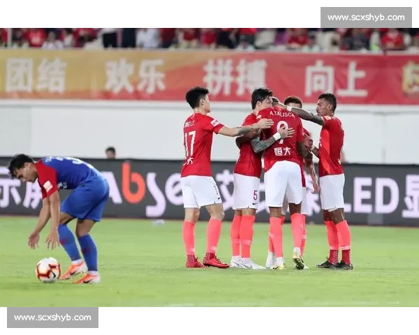 广州恒大迎战重庆斯威，激战中超赛场双方誓夺胜利展示实力